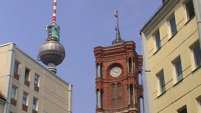 Die Türme des Fernsehturms und des Roten Rathaus am Alex